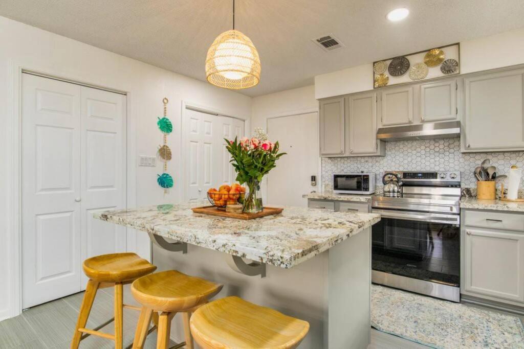 Woodsy Retreat, Steps To Bay - Hot Tub! Vila Gulf Breeze Exterior foto